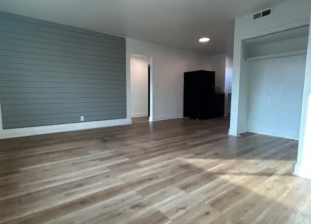 Property at 207 Parkview Blvd Unit 203, Waterloo, IA, 50702, 2 beds, 1 bath, [object Object]