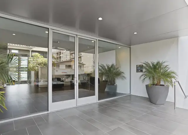 Photo of 425 S Willaman Dr, Los Angeles, CA 90048
