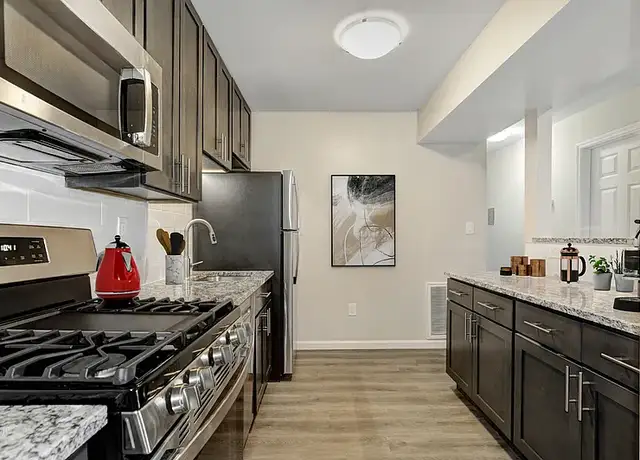 Photo of 1 Sunrise Dr, Edison, NJ 08817