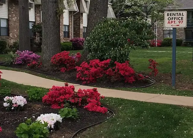Photo of 1 Sunrise Dr, Edison, NJ 08817