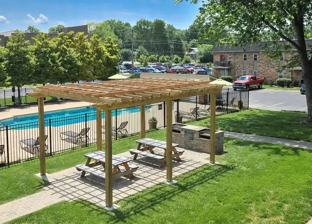 Property at Poplar Terrace - 1106 Poplar Level Plz, Louisville, KY, 40217, 0-1 beds, 1 bath, [object Object]