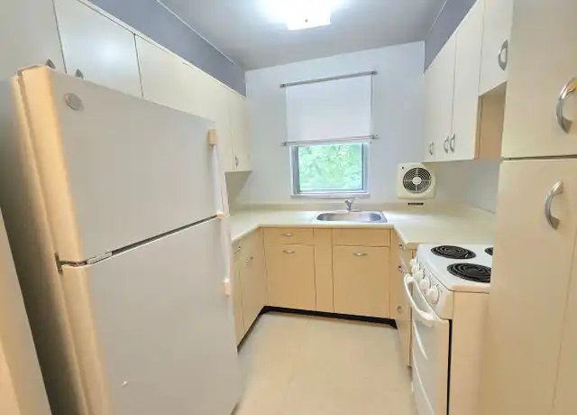 Property at 2430 W Kenwood Ct Unit 13, Sioux Falls, SD, 57104, 2 beds, 1 bath, [object Object]