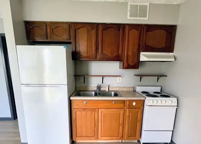 Property at 130 Sherwood Ct, Waterloo, IA, 50701, 1 bed, 1 bath, [object Object]
