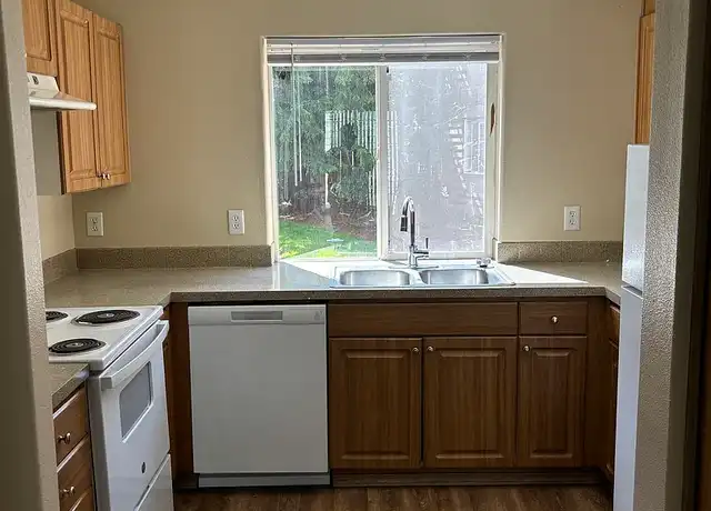 Property at Las Briasas Apartments - 16400 NE Las Brisas Ct, Portland, OR, 97230, 2-3 beds, 2 baths, [object Object]