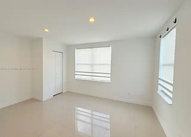 Property at 924 Marseille Dr #38, Miami Beach, FL, 33141, 1 bed, 1 bath, [object Object]