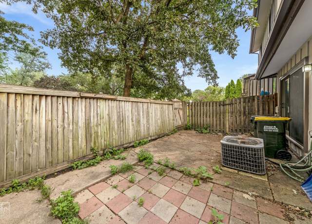 Photo of 636 Forum Dr, Roselle, IL 60172