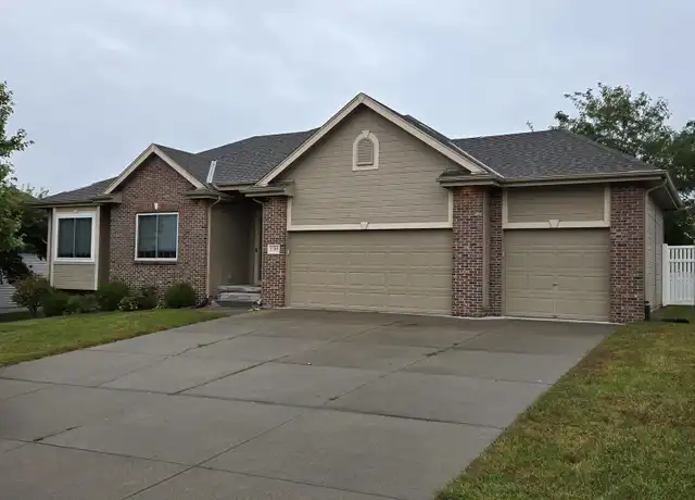 Property at 1305 Troy St, Papillion, NE, 68133, 5 beds, 4 baths, [object Object]