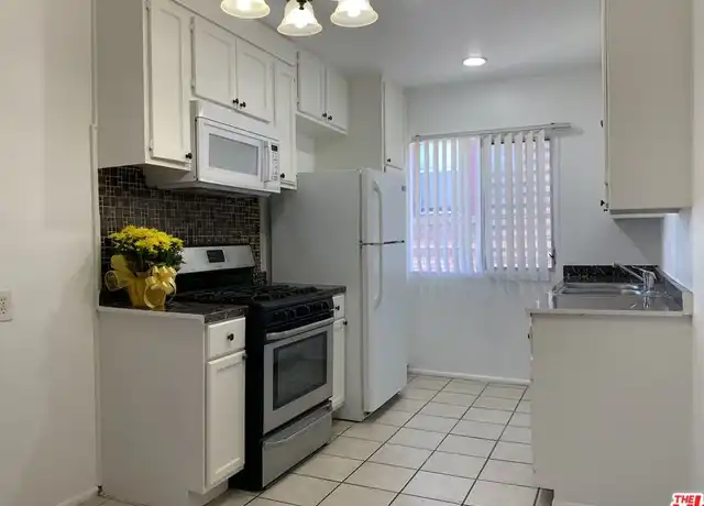 Property at 1330 S Wilton Pl Unit 10, Los Angeles, CA, 90019, 2 beds, 1 bath, [object Object]