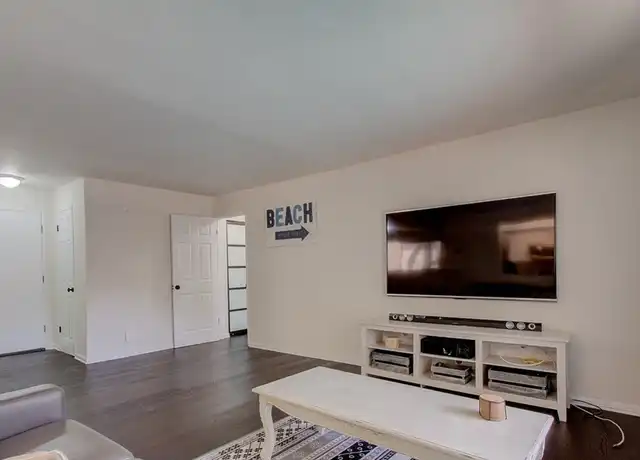 Property at 5000 S Centinela Ave Unit 9A, Los Angeles, CA, 90066, 1 bed, 1 bath, [object Object]