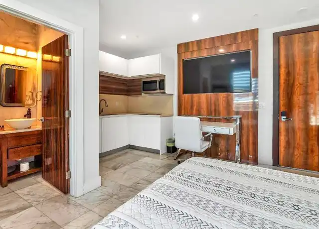 Property at 942 Pennsylvania Ave, Miami Beach, FL, 33139, 1 bed, 1 bath, [object Object]
