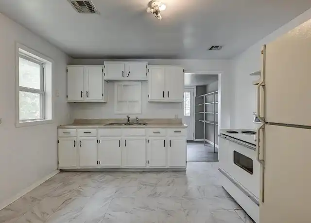 Property at 729 Indiana Ave, Joplin, MO, 64801, 2 beds, 2 baths, [object Object]