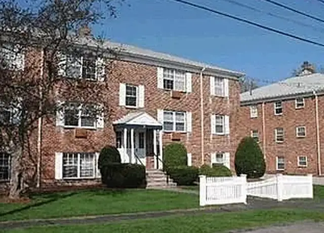 Photo of 5 Totman Dr, Woburn, MA 01801