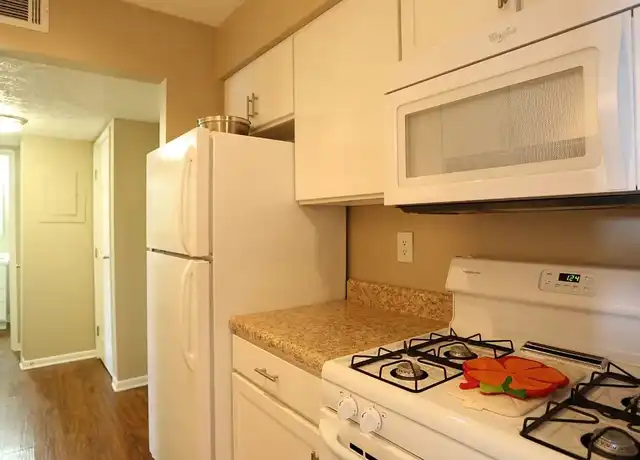 Property at Stadium View Apartments - 858 Kinnear Rd, Columbus, OH, 43212, 2 beds, 1 bath, [object Object]
