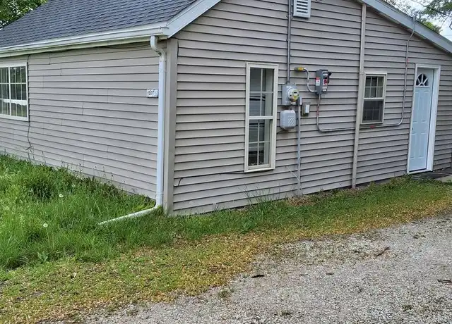 Property at 1207 1/2 S 12th St, Pekin, IL, 61554, 1 bed, 1 bath, [object Object]
