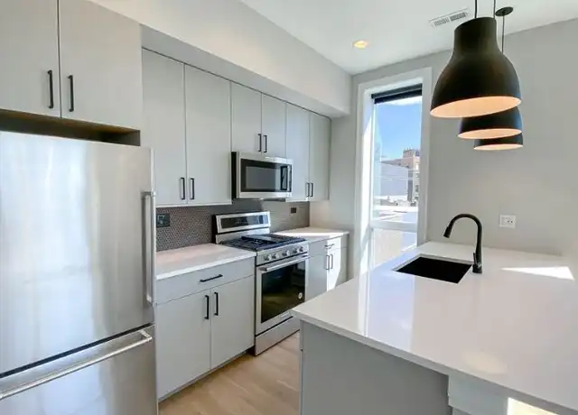 Property at 1050 W Cornelia Ave Unit 1050-203, Chicago, IL, 60657, 1 bed, 1 bath, [object Object]