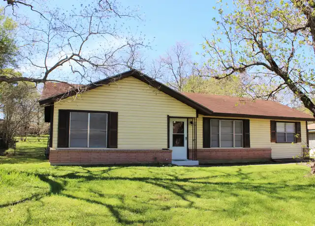 Property at 204 Cornish Dr, Brenham, TX, 77833, 3 beds, 1 bath, [object Object]