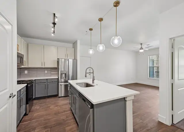 Photo of 2526 Business Center Dr, Pearland, TX 77584