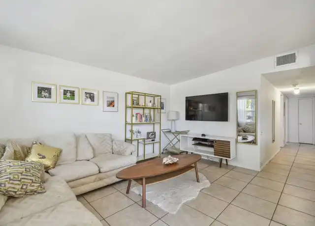 Property at 204 NE Jefferson Cir N, Saint Petersburg, FL, 33702, 3 beds, 1 bath, [object Object]