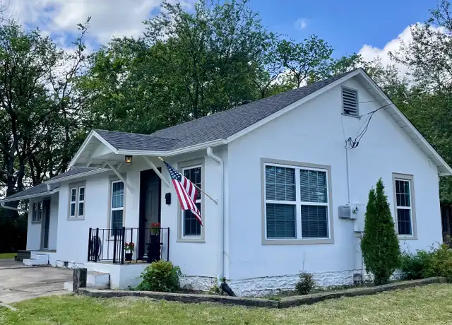 Property at 810 W Elgin St, Siloam Springs, AR, 72761, 2 beds, 1 bath, [object Object]