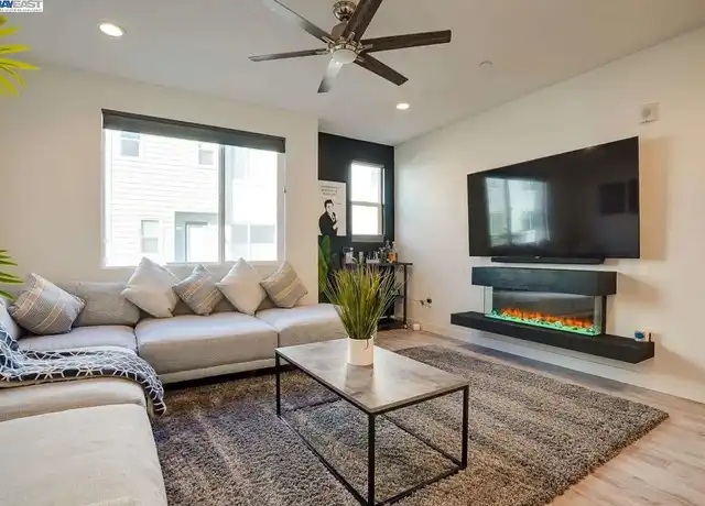 Property at 154 Uptown Cir, Oakland, CA, 94607, 2 beds, 2.5 baths, [object Object]