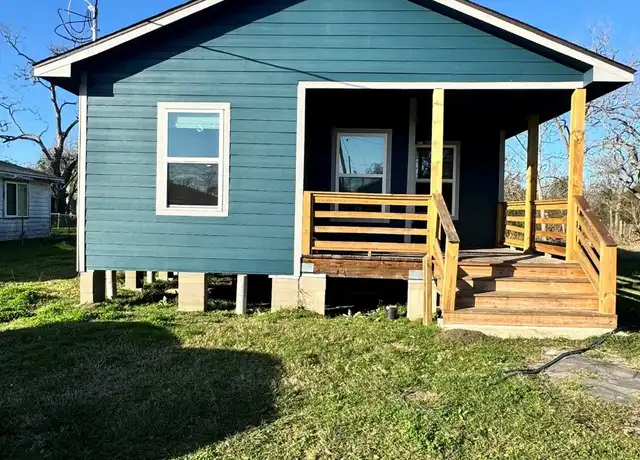 Property at 720 W Ash St, Angleton, TX, 77515, 3 beds, 2 baths, [object Object]