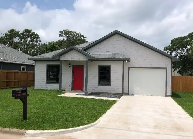 Property at 327 N Polk St, Giddings, TX, 78942, 3 beds, 2 baths, [object Object]