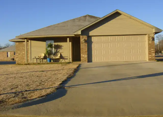 Property at 1000 S Pittsburg Ave, Russellville, AR, 72802, 3 beds, 2 baths, [object Object]