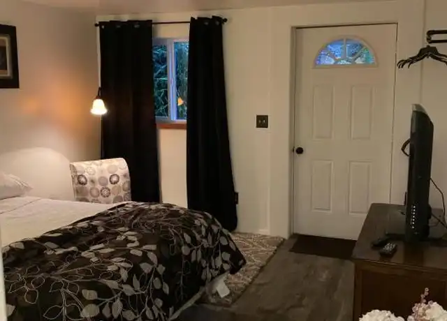 Property at 817 S 11th St, Coos Bay, OR, 97420, 1 bed, 1 bath, [object Object]