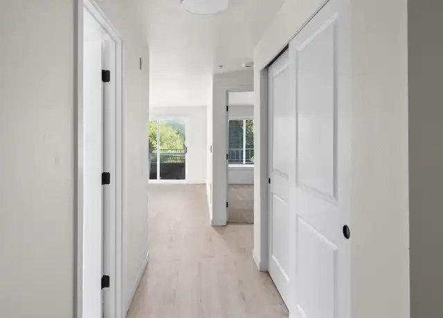 Property at 1018 NE 112th St, Seattle, WA, 98125, 1 bed, 1 bath, [object Object]
