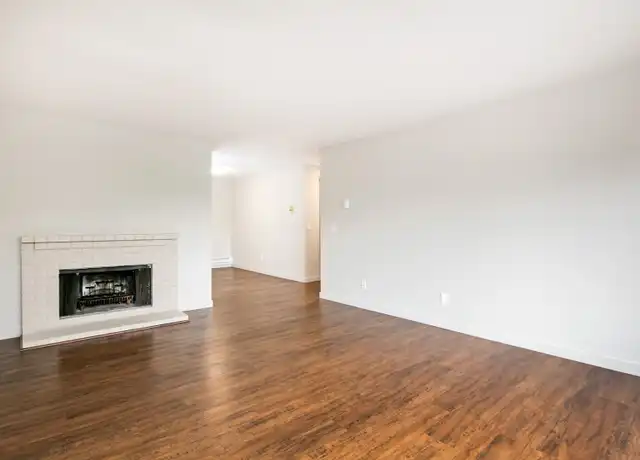 Property at Fremont Apartments - 4900 Fremont Ave N, Seattle, WA, 98103, 2 beds, 1 bath, [object Object]