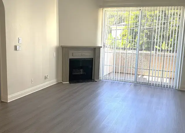 Photo of 323 S Doheny Dr, Los Angeles, CA 90048