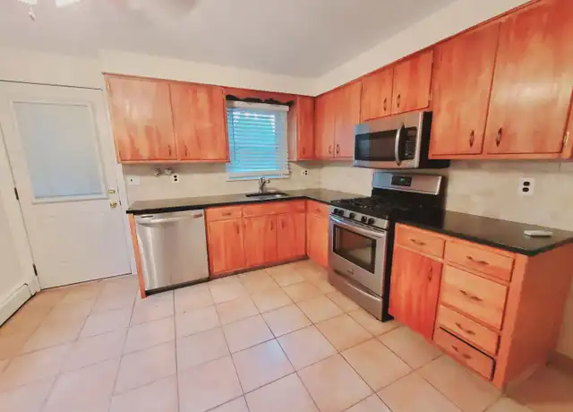 Property at 17 Ponus Ave Unit B, Stamford, CT, 06902, 2 beds, 1 bath, [object Object]