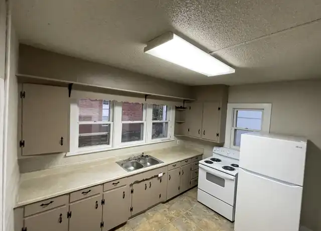 Property at 611 Cleburn St, Warrensburg, MO, 64093, 4 beds, 2 baths, [object Object]