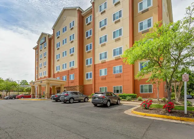Photo of 5920 Fort Dr, Centreville, VA 20121