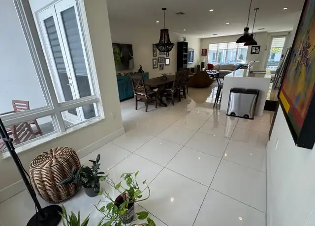 Property at 6461 NW 103rd Psge, Doral, FL, 33178, 3 beds, 2.5 baths, [object Object]