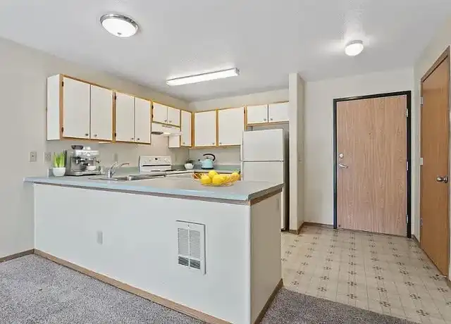 Property at Gateway Plaza Apartments - 9910 NE Glisan St, Portland, OR, 97220, 1-2 bed, 1 bath, [object Object]