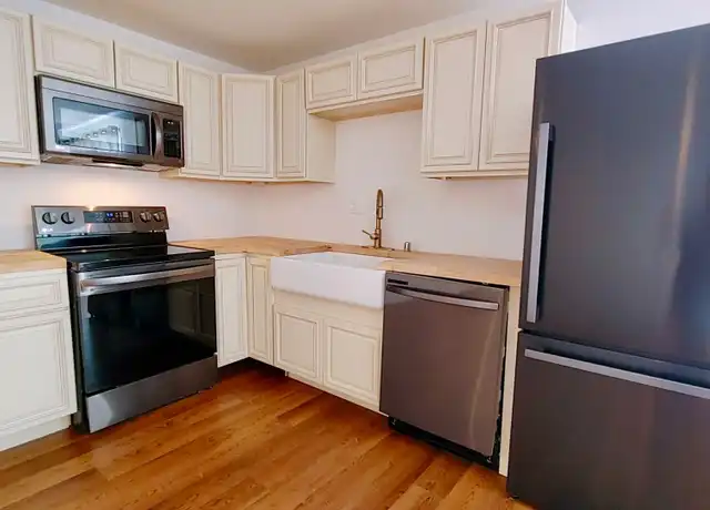 Property at 9938 SW Terwilliger Blvd Unit C, Portland, OR, 97219, 2 beds, 1 bath, [object Object]