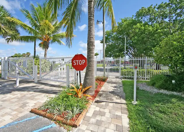 Photo of 1700 NE 8th St, Homestead, FL 33033