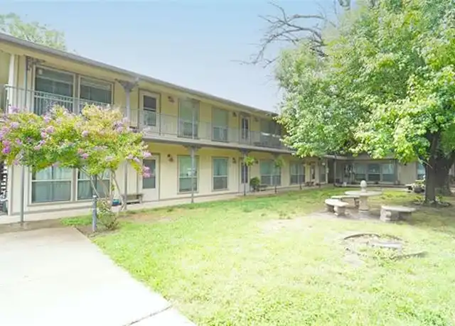 Property at 202 E Oak St, Weatherford, TX, 76086, 2 beds, 1 bath, [object Object]