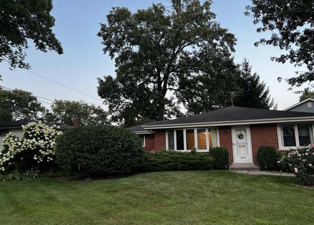 Photo of 3890 Gregory Dr, Northbrook, IL 60062