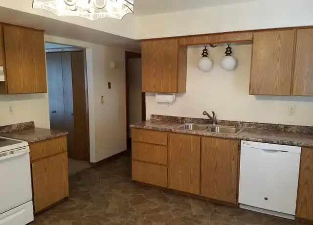 Property at 205 Westgate Ave, Cedar Falls, IA, 50613, 2 beds, 1.5 baths, [object Object]