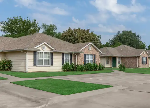 Property at 150 Maple St Unit 103, Commerce, TX, 75428, 3 beds, 2 baths, [object Object]