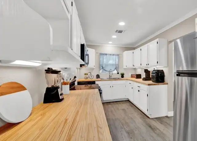 Property at 323 Hillwood Dr, San Antonio, TX, 78213, 1 bed, 1 bath, [object Object]