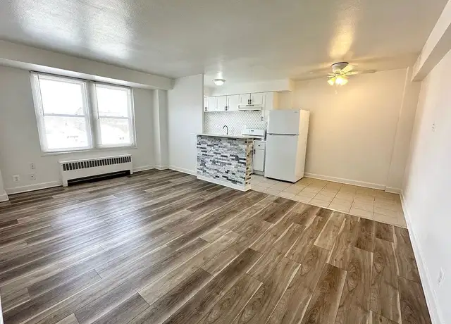 Photo of 929 N Main St, Rockford, IL 61103