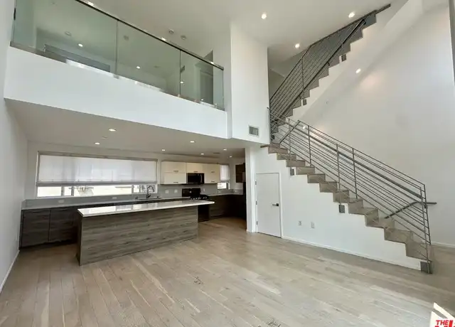 Property at 5403 W Wilshire Vista Ln, Los Angeles, CA, 90019, 2 beds, 3 baths, [object Object]