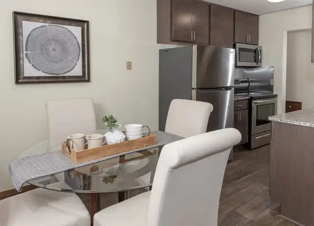 Property at Burnsville Parkway Apartments - 1701 W Burnsville Pkwy, Burnsville, MN, 55337, 1-2 bed, 1-1.5 bath, [object Object]