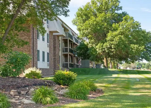 Property at Burnsville Parkway Apartments - 1701 W Burnsville Pkwy, Burnsville, MN, 55337, 1-2 bed, 1-1.5 bath, [object Object]
