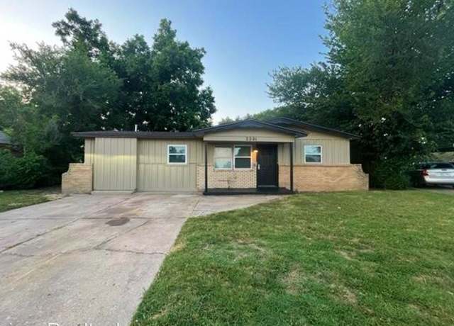 Photo of 824 NW 8th St, Moore, OK 73160