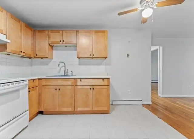 Property at 580 Cummins Hwy, Mattapan, MA, 02126, 2 beds, 1 bath, [object Object]
