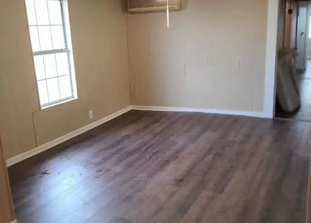 Property at 2300 W Jefferson St, Anniston, AL, 36201, 3 beds, 1 bath, [object Object]